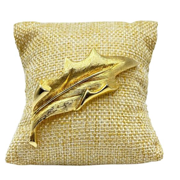 Vintage Hattie Carnegie Brooch Gold Tone Leave Abstract Signed - Picture 2 of 11